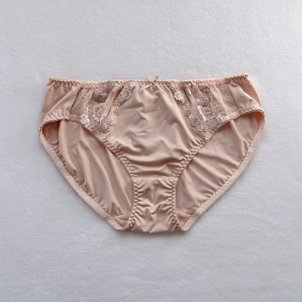 US-L/JP-3L  Japanese Brand Elegant Floral Embroidery Smooth Nylon Panty
